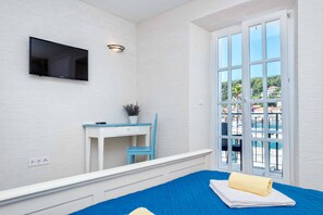 Desk, soundproofing, free cots/infant beds, free WiFi - Villa Riva (Jelsa)