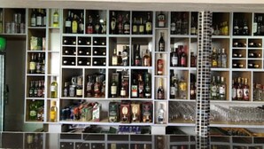 Bar (trong khuôn viên)