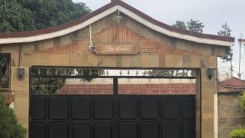 Entrada al alojamiento