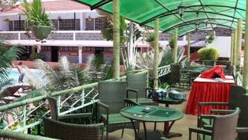 Se sirven almuerzos, cenas y cocina local e internacional