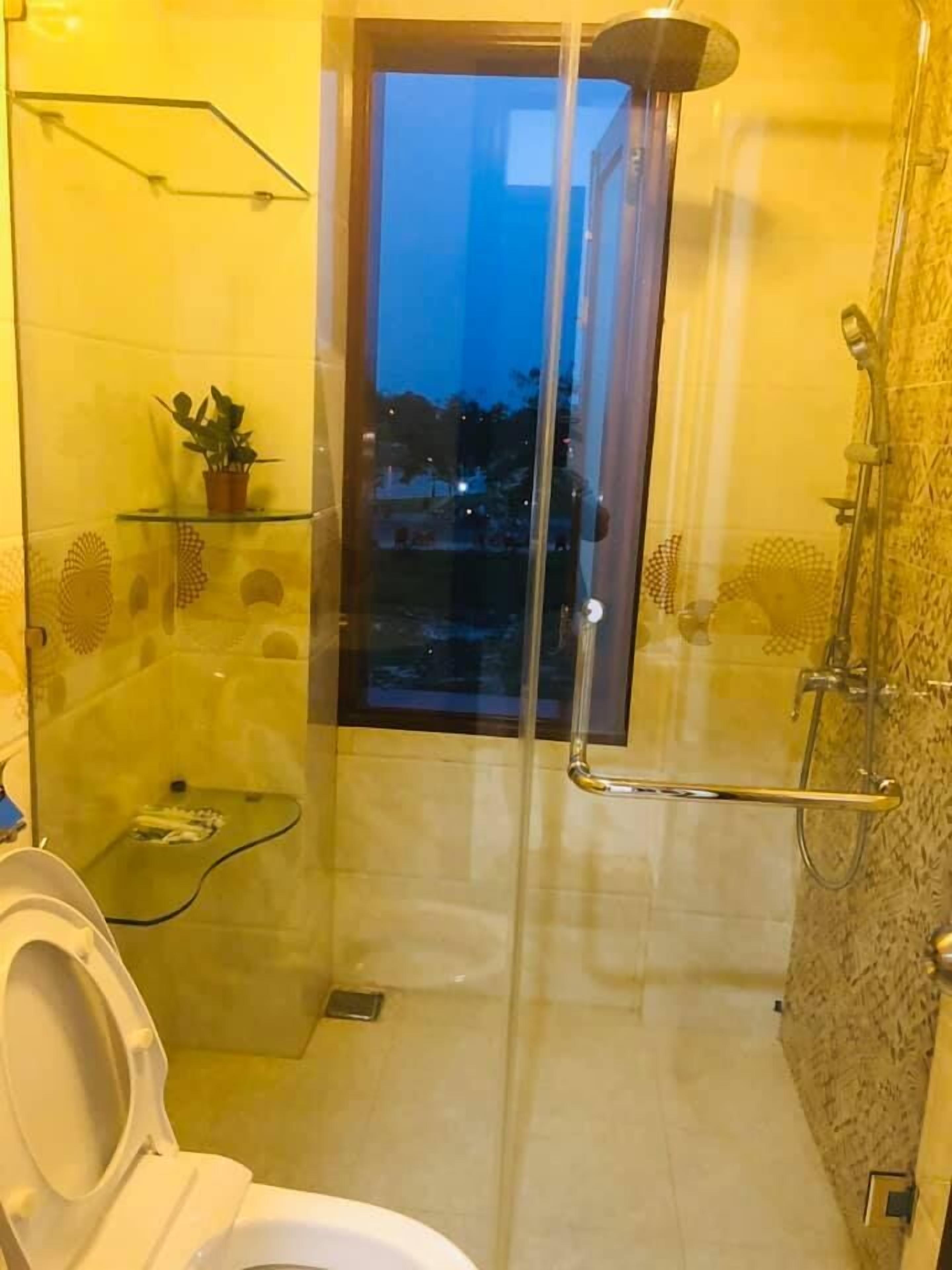 淋浴设施、吹风机、拖鞋、毛巾