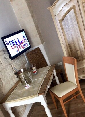 Superior Double Room, Private Bathroom, Courtyard View | Peralatan tempat tidur premium, gebar bulu kapas, busa memori 