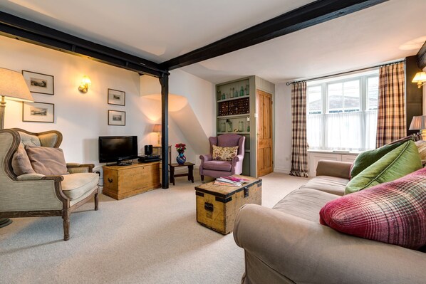 Smart TV, fireplace, DVD player, books