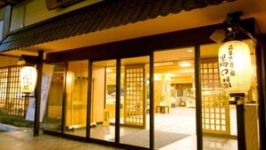 Un restaurant japonais traditionnel avec des portes coulissantes et des lanternes.