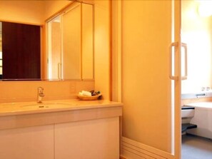 Separate bathtub and shower, free toiletries, hair dryer, bathrobes - Yunokaku Ikedaya (Teshikaga)