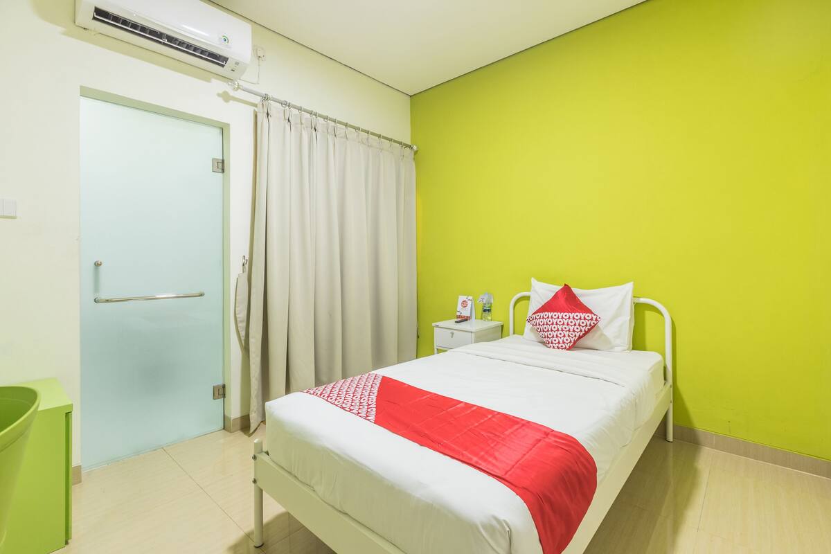 Desk, free WiFi, bed sheets