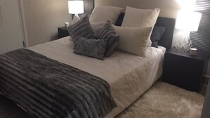Appartement, 2 slaapkamers | Een strijkplank/strijkijzer, beddengoed