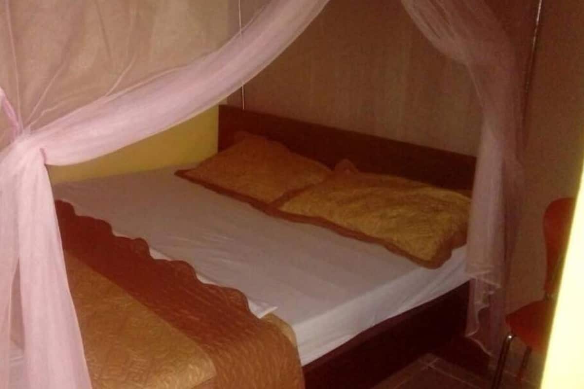Escritorio y ropa de cama