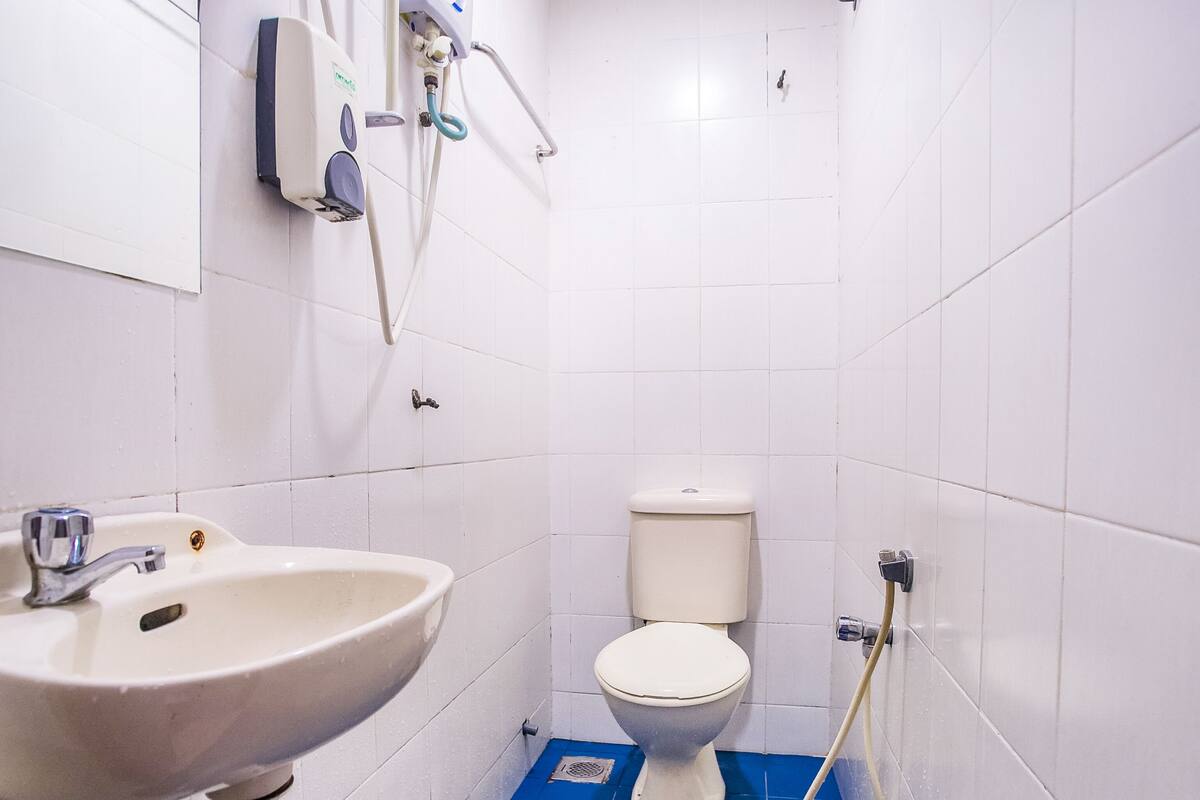 Un baño con lavamanos, inodoro y ducha.