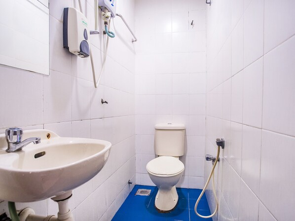 Family Suite | Bathroom | Shower, rainfall showerhead, free toiletries, towels