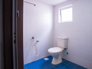 Standard Triple Room | Bathroom | Shower, rainfall showerhead, free toiletries, towels