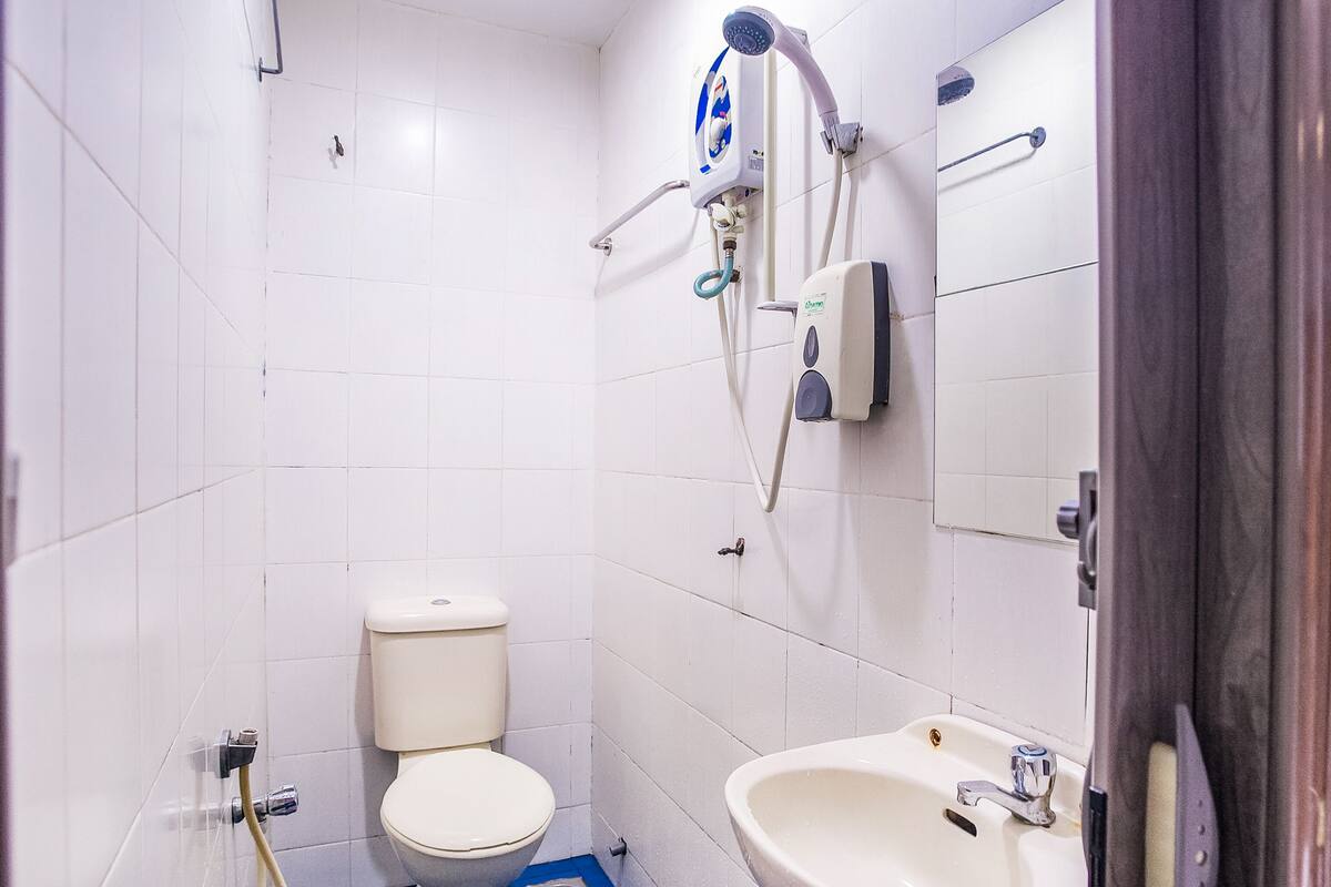 Un baño pequeño con inodoro, lavabo y ducha.