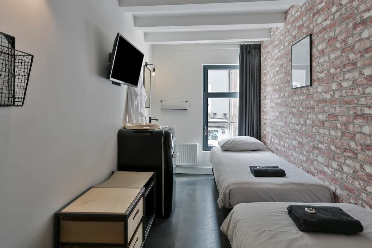 Double Room (Room 6) | WiFi (free), bed sheets
