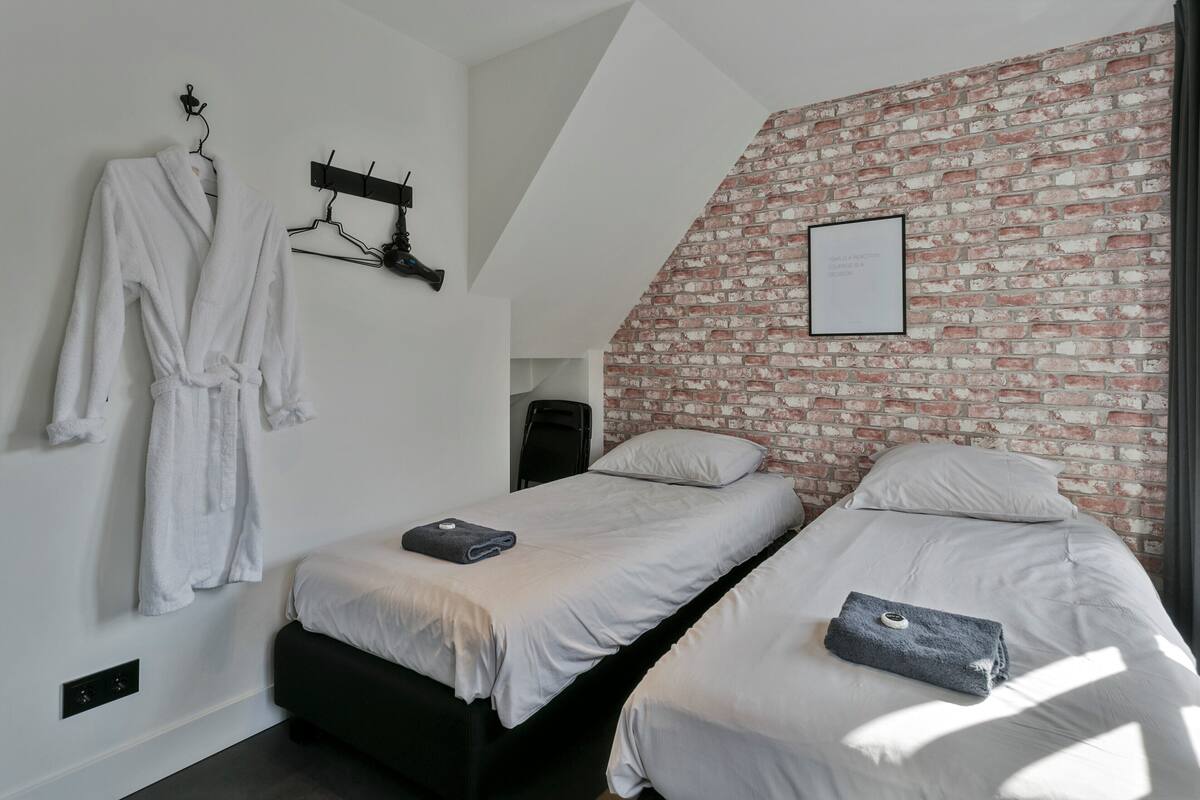 Double Room (Room 8) | WiFi (free), bed sheets