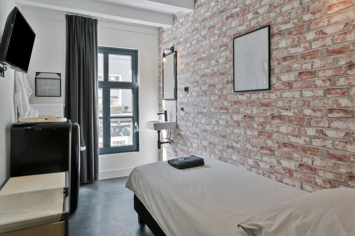 Single Room | WiFi (free), bed sheets
