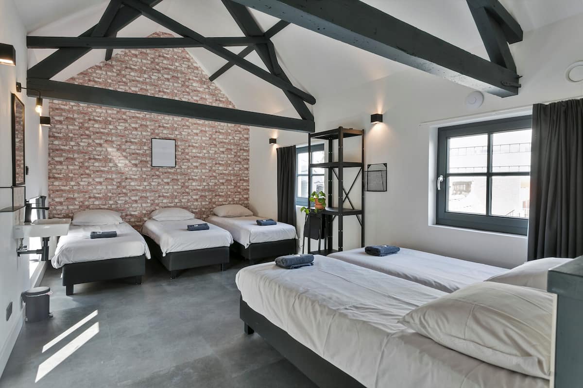 Family Room (Room 9) | Free WiFi, bed sheets