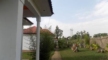 Breakfast, lunch, dinner served; local and international cuisine