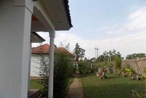 Frokost, lunsj og middag serveres, lokale og internasjonale retter 