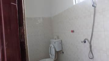 Dusche, kostenlose Toilettenartikel, Handtücher, Seife