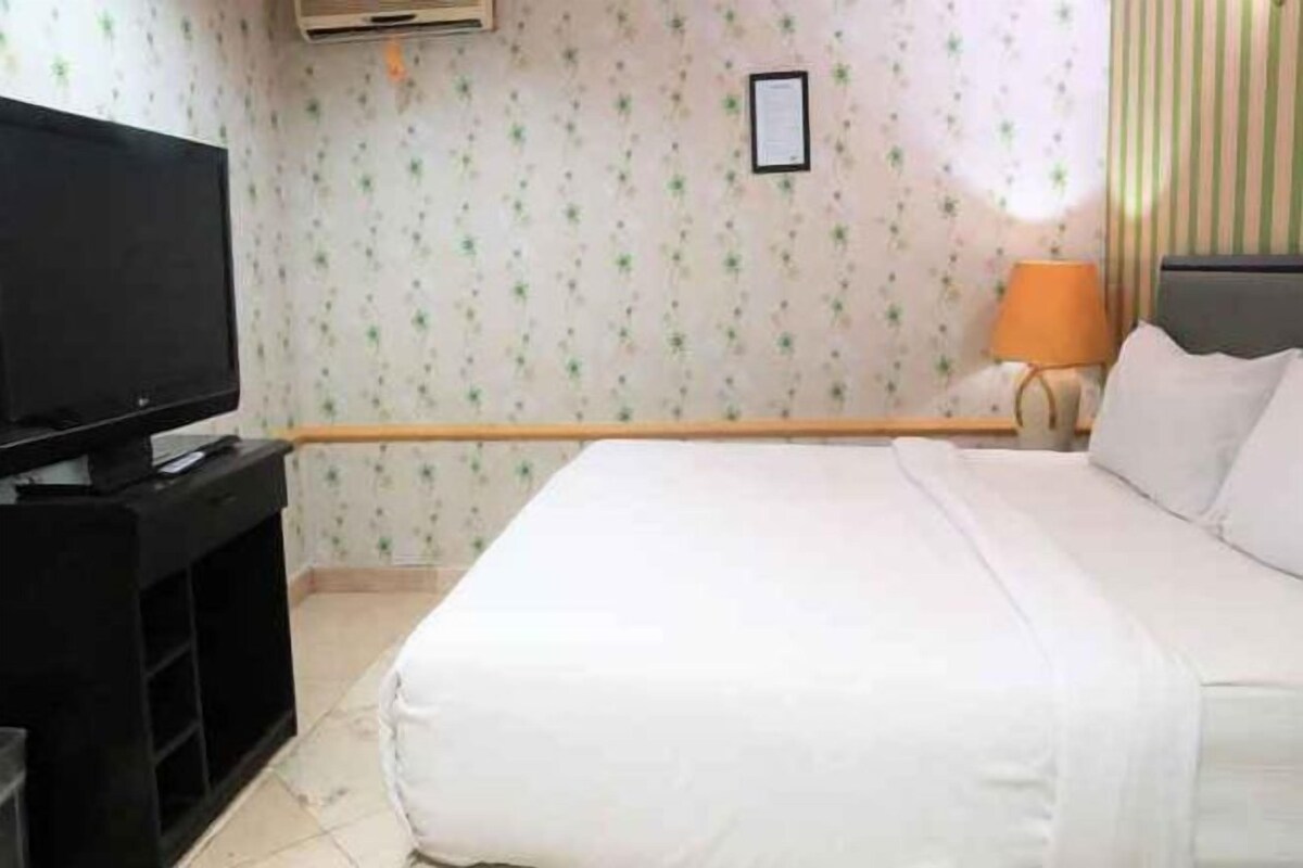 Escritorio, wifi gratis, ropa de cama