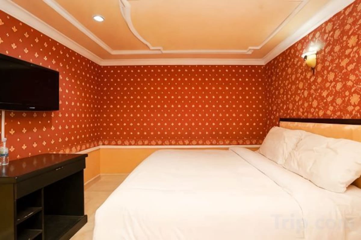 Escritorio, wifi gratis y ropa de cama 