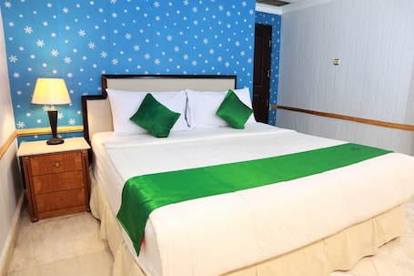 Escritorio, wifi gratis, ropa de cama y acceso para silla de ruedas