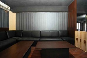 Lobby sitting area - Hotel Istana Permata Dinoyo (Surabaya)