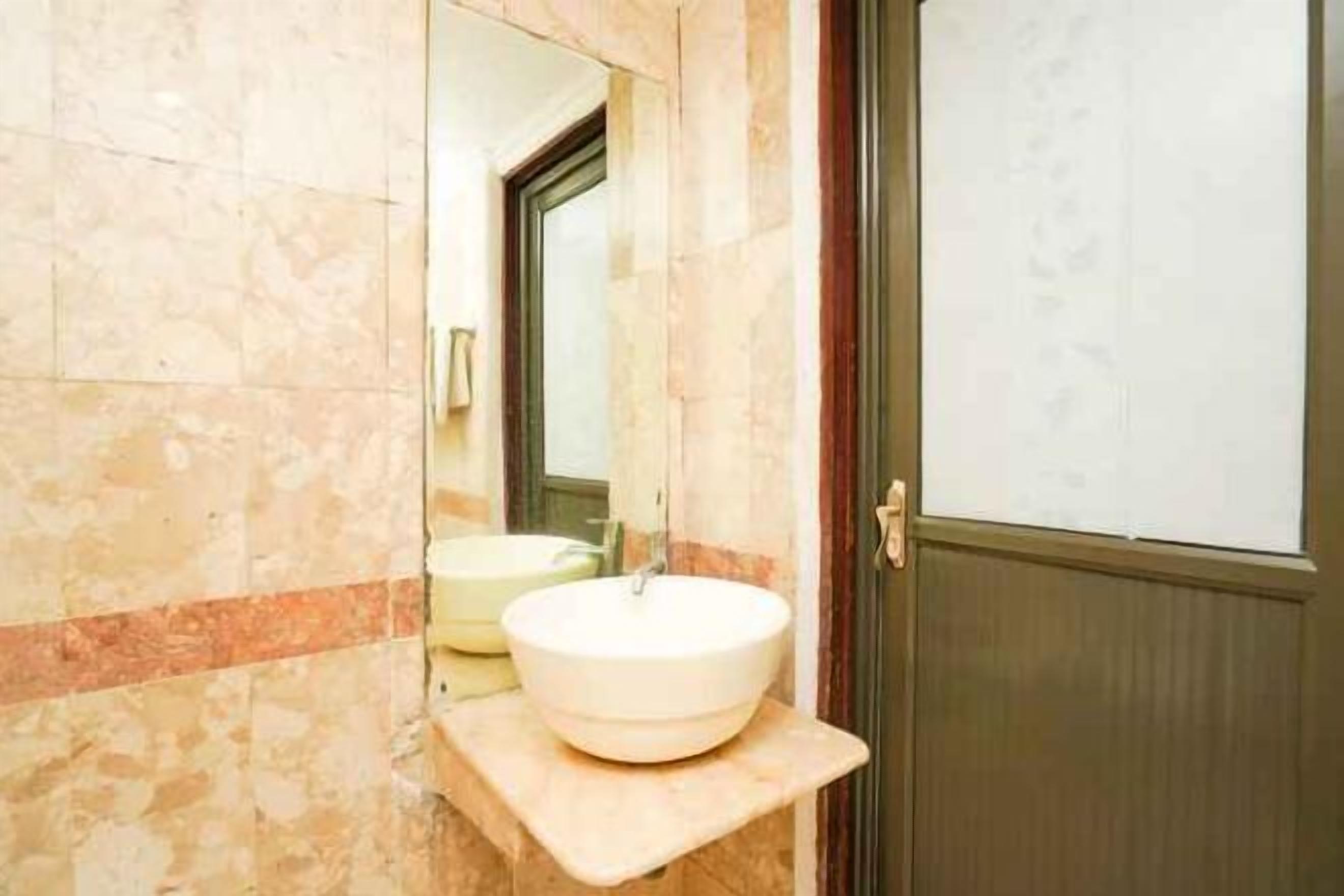 Shower, free toiletries, towels, soap