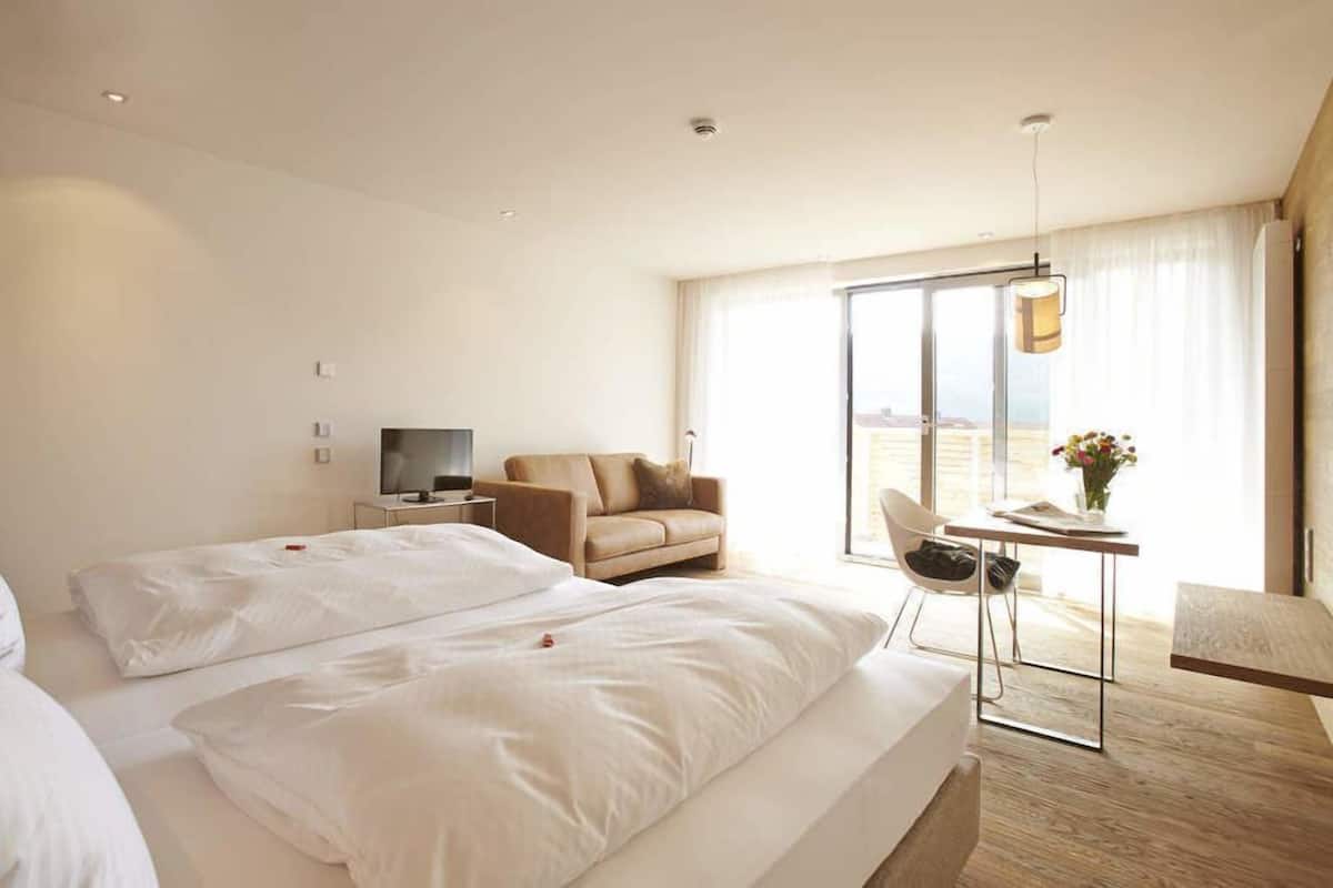 In-room safe, desk, laptop workspace, free WiFi