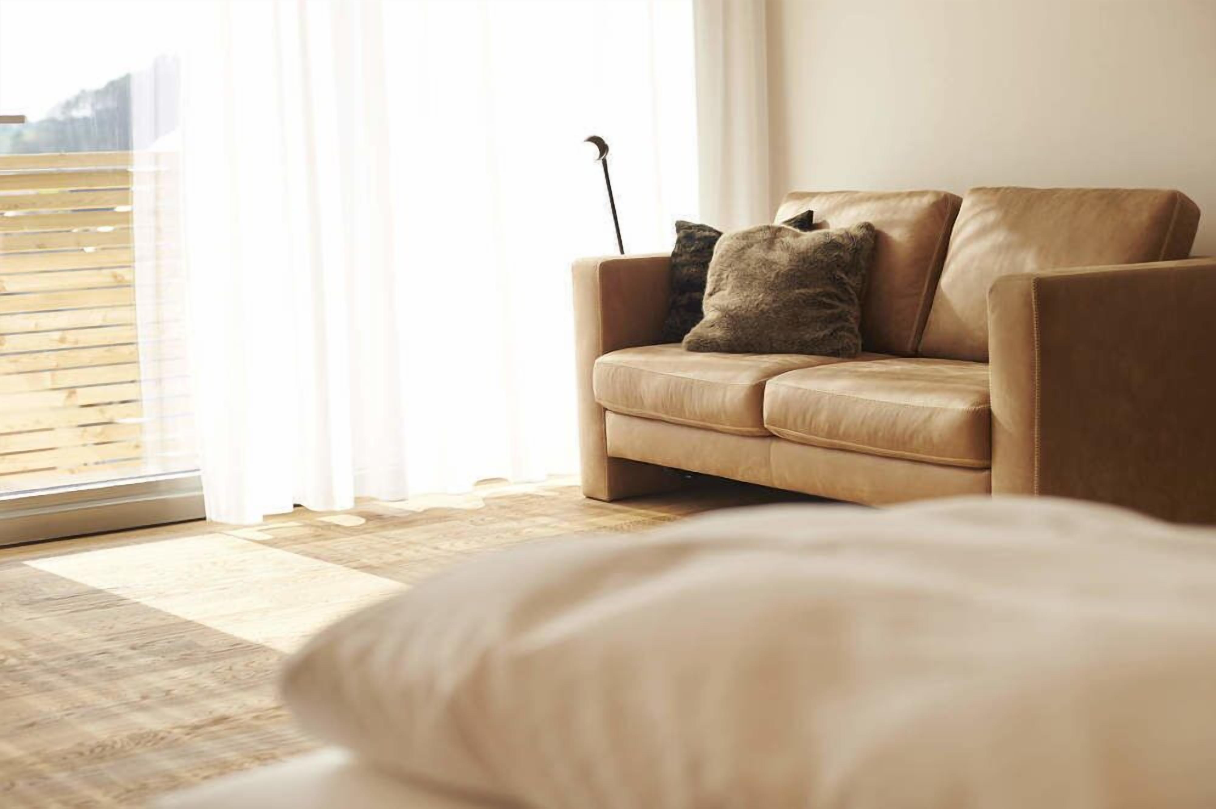 100-cm flat-screen tv with cable channels, tv