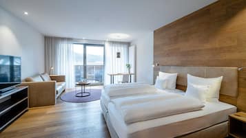 Habitación doble Grand, balcón | Caja de seguridad en la habitación y escritorio