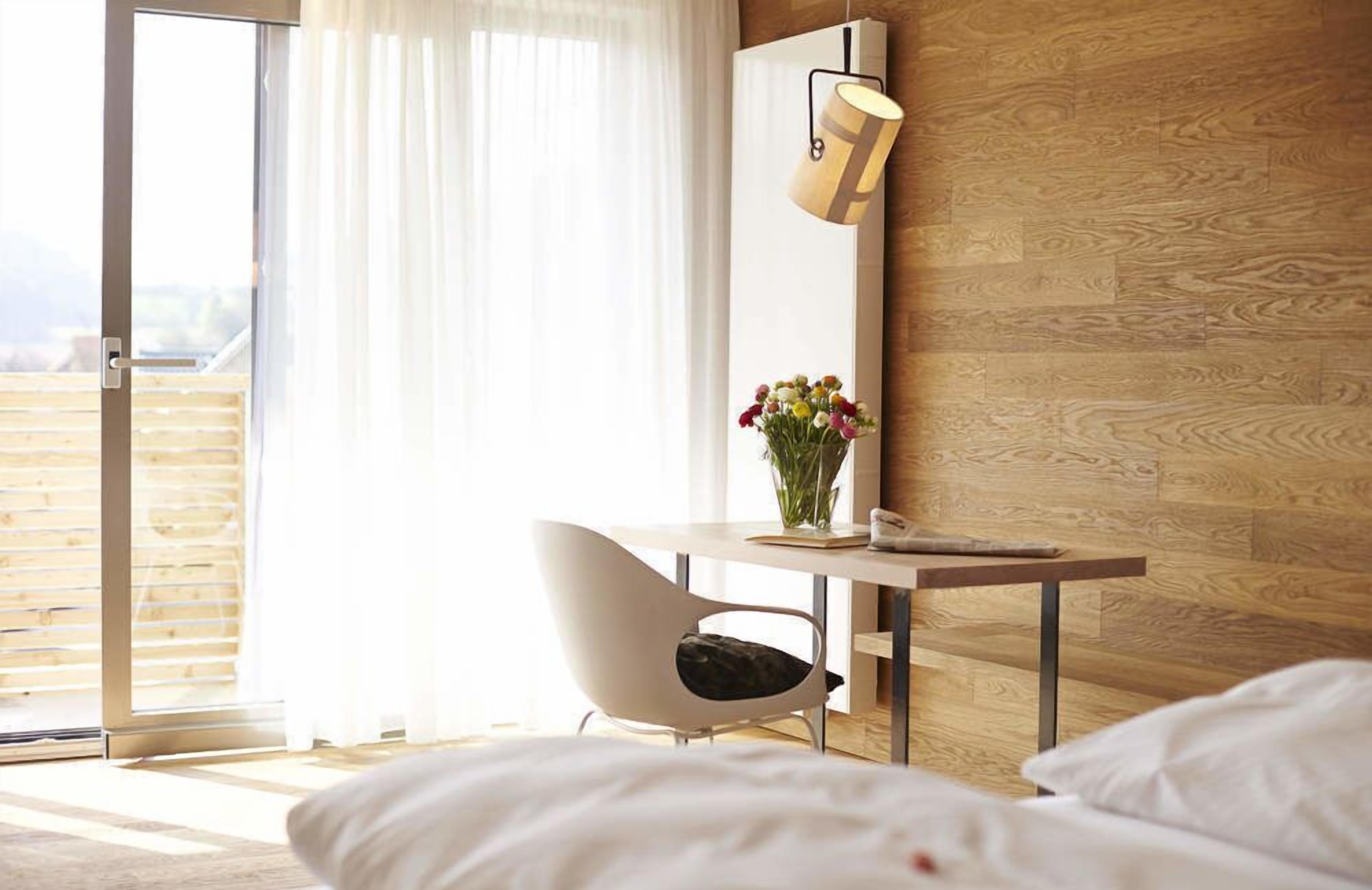 100-cm flat-screen tv with cable channels, tv