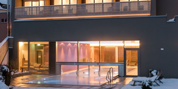 Piscine couverte, piscine extérieure, parasols de plage