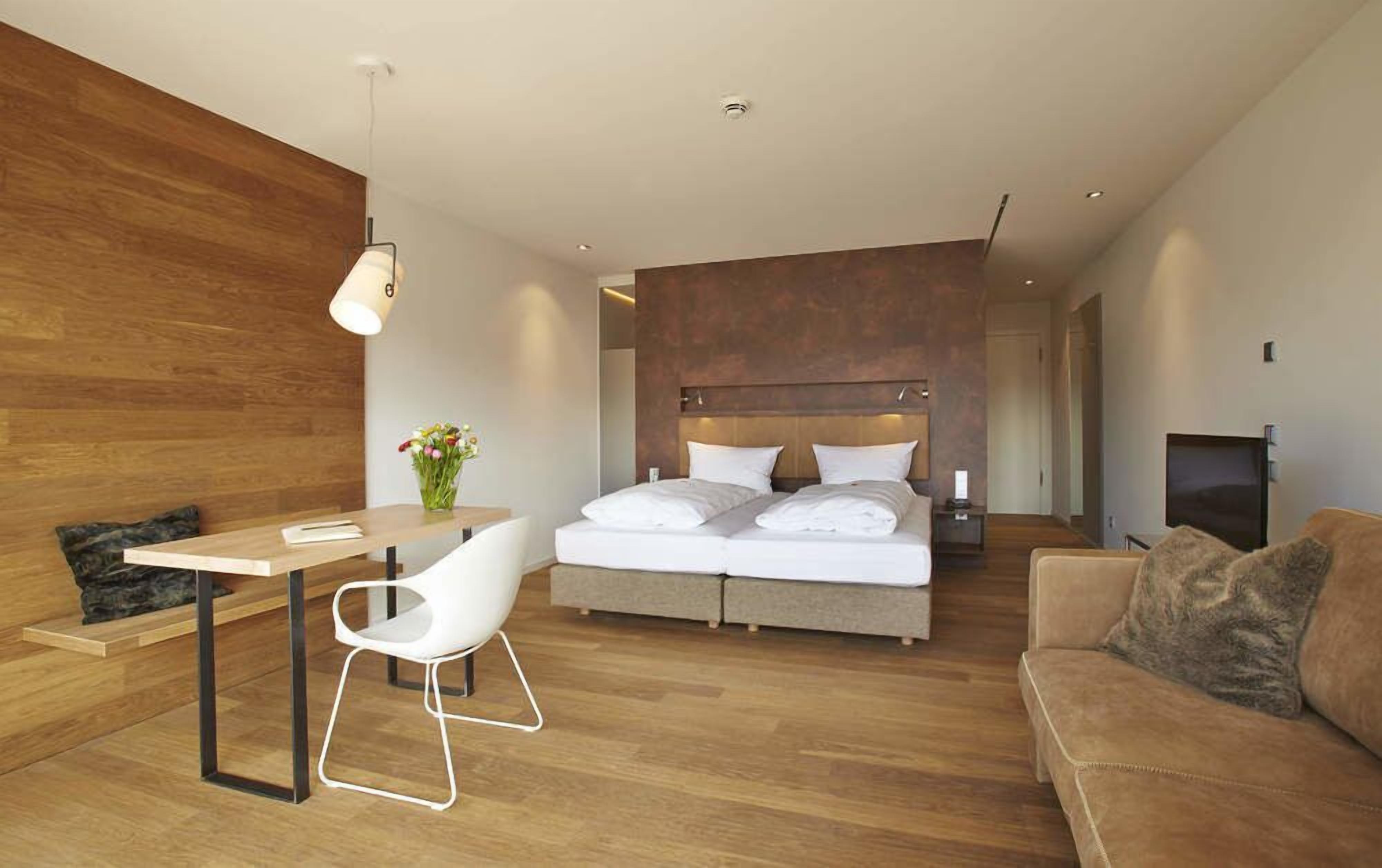 Télévision à écran plat de 100 cm avec chaînes par câble, télévision