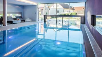 Inomhuspool, utomhuspool och parasoller