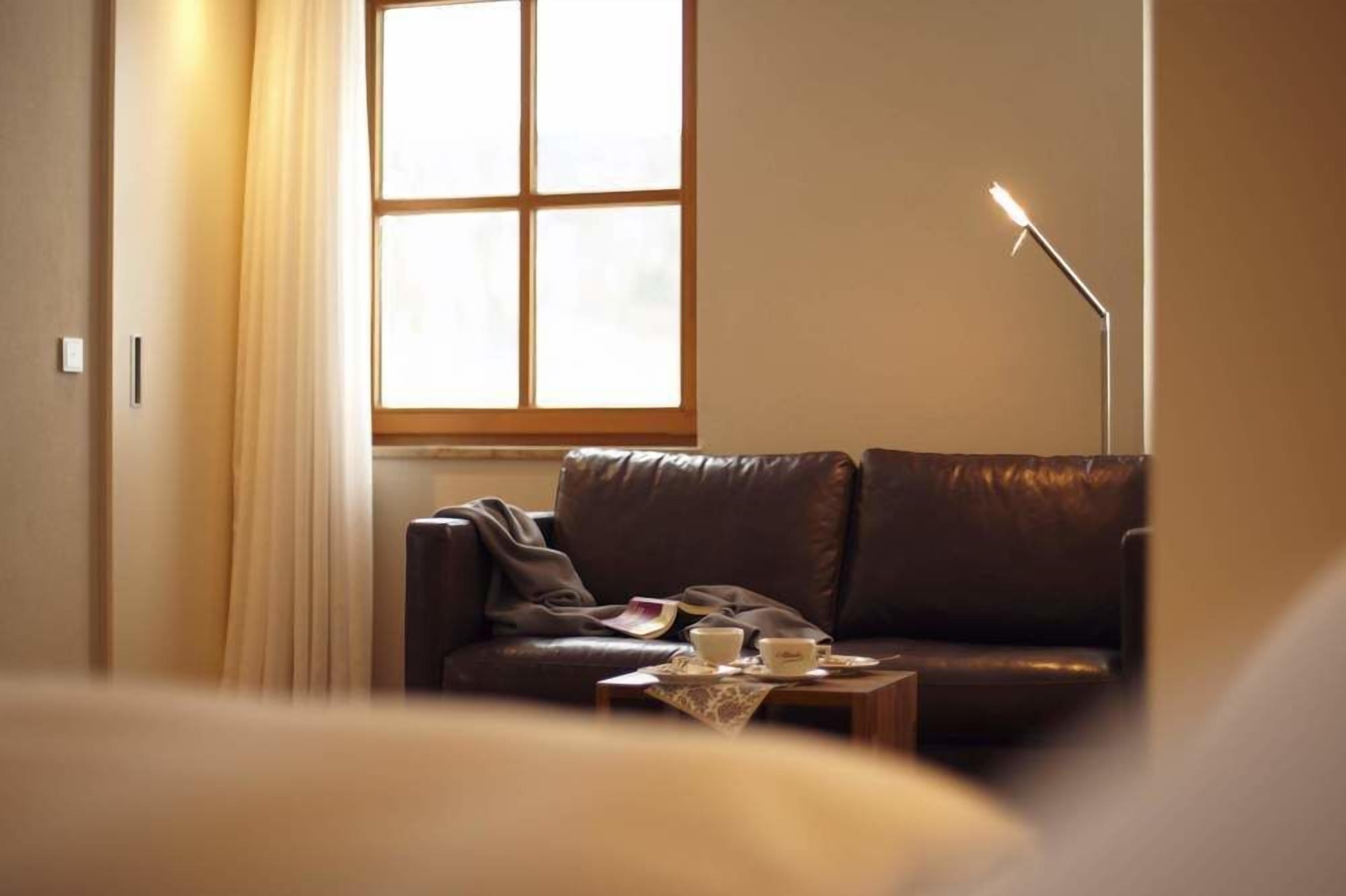 100-cm flat-screen tv with cable channels, tv