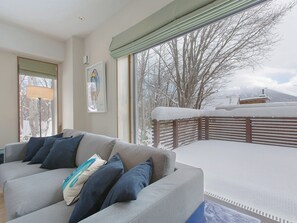 Kita Kitsune | Living area | 42-inch flat-screen TV with satellite channels, TV, DVD player - Kita Kitsune Chalet (Kutchan)