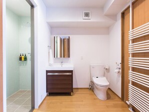 A modern bathroom with a shower, toilet, and sink. - Kita Kitsune Chalet (Kutchan)