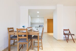 Dining - Cozy studio in 15 mins from the center (Barcelona)