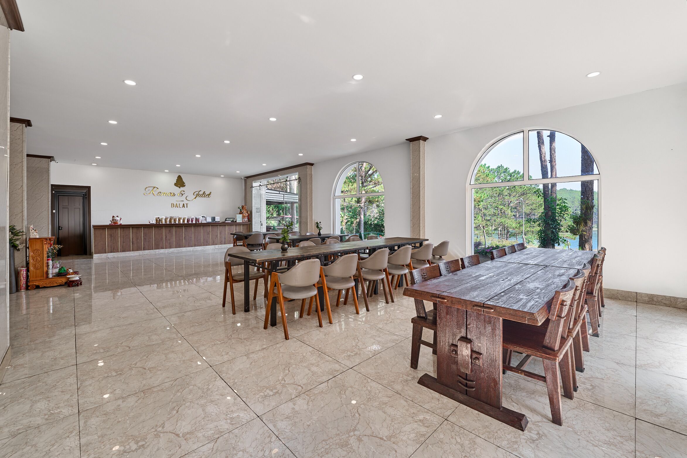 فطور من الأطباق المحلية يوميًا بتكلفة قدرها (200000 VND للشخص)