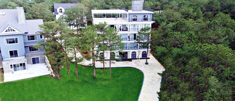 Vista frontal de la propiedad