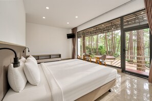 Premier Room, 1 Queen Bed | Soundproofing, free WiFi, bed sheets, wheelchair access - Romeo Juliet Dalat Resort (Da Lat)