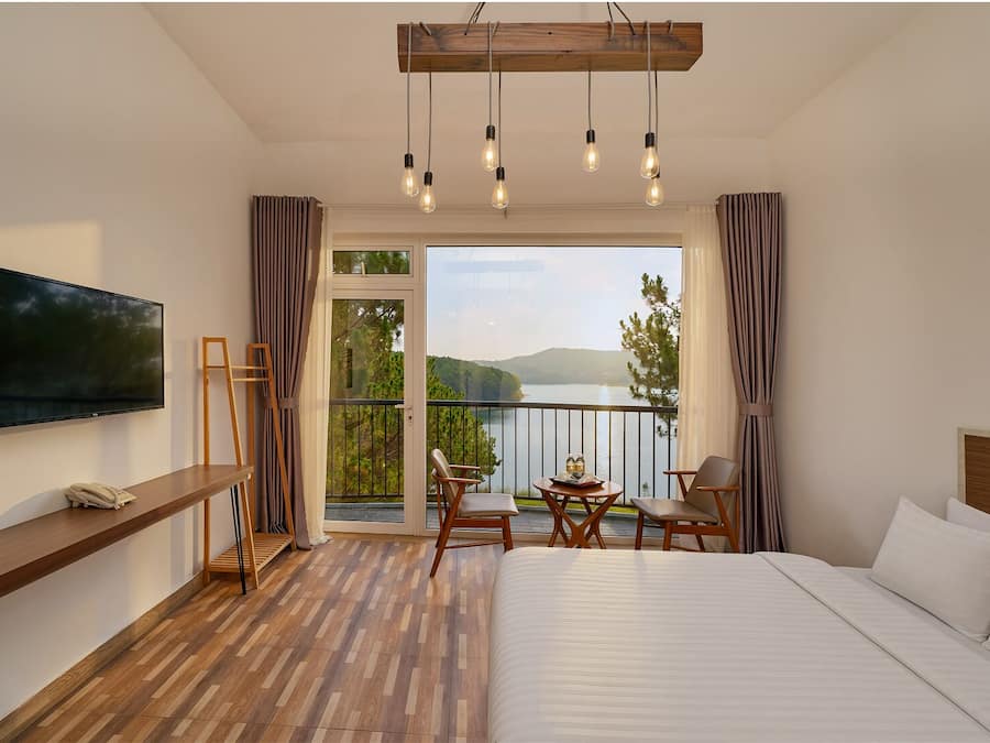 Quarto luxo, vista para o lago | Quartos à prova de som, Wi-Fi de cortesia, roupa de cama