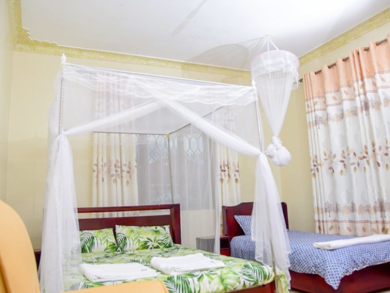 Blackout drapes, free WiFi, bed sheets