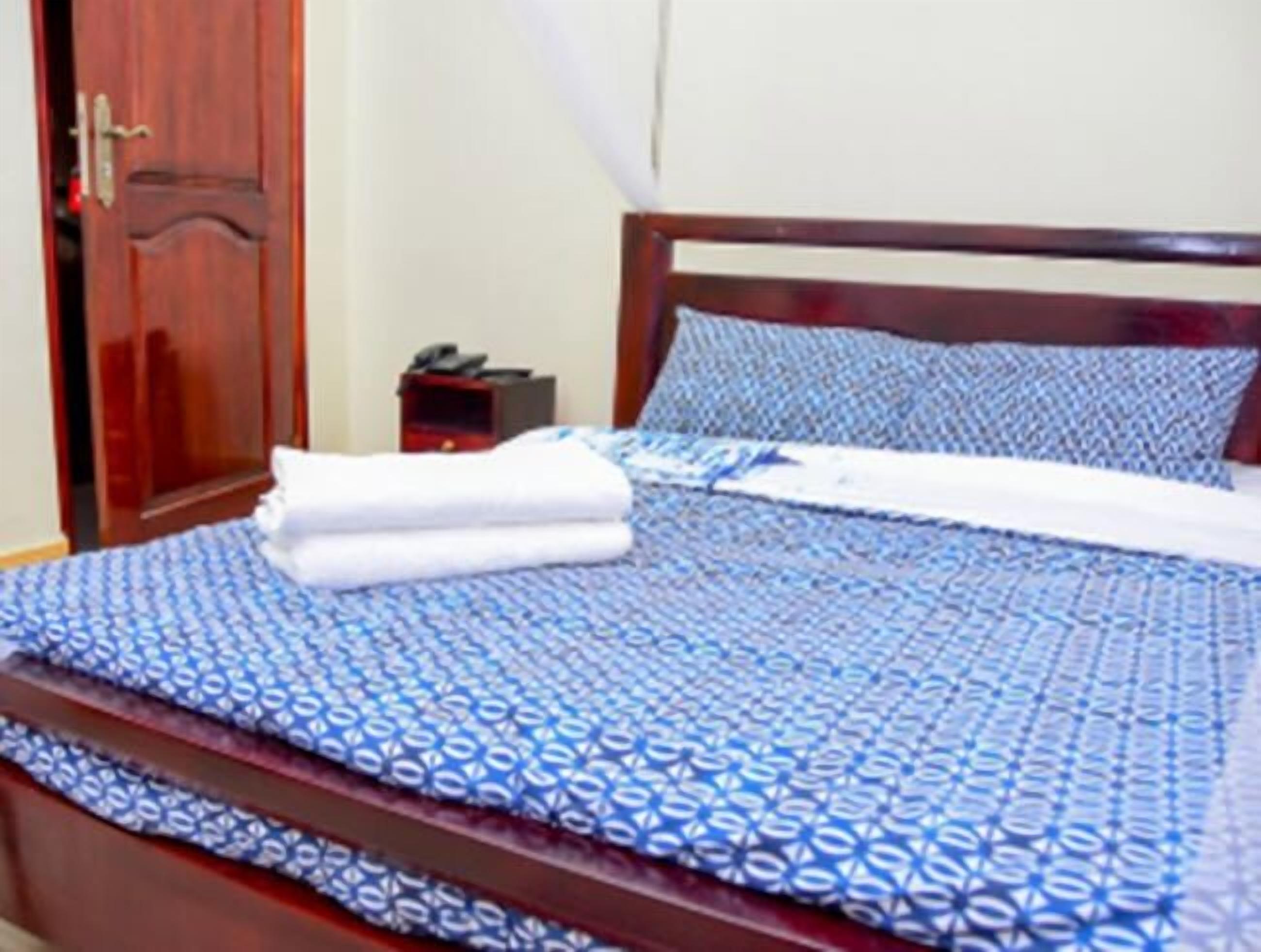 Blackout drapes, free WiFi, bed sheets