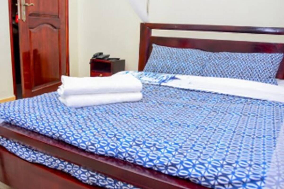 Blackout drapes, free WiFi, bed sheets