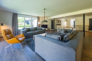 Bug | Living area | Flat-screen TV