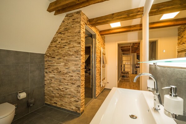 Comfort Condo (Jolle) | Bathroom | Hair dryer, heated floors, towels - Kajüte Sieben 2 (St. Peter-Ording)
