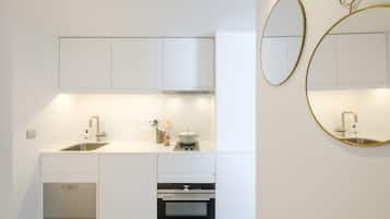 Deluxe Apartment | Private kitchen | Oven, stovetop, dishwasher, espresso maker