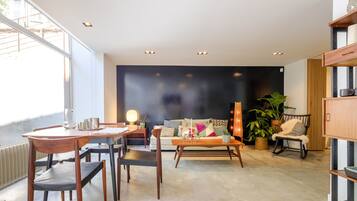 Apartamento luxo | Área de estar | TV de tela plana 120 cm com canais digitais, TV